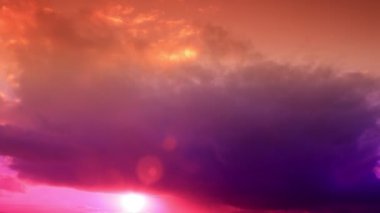 Fırtınadan önce bulutlu, parlak bir gün batımı.,