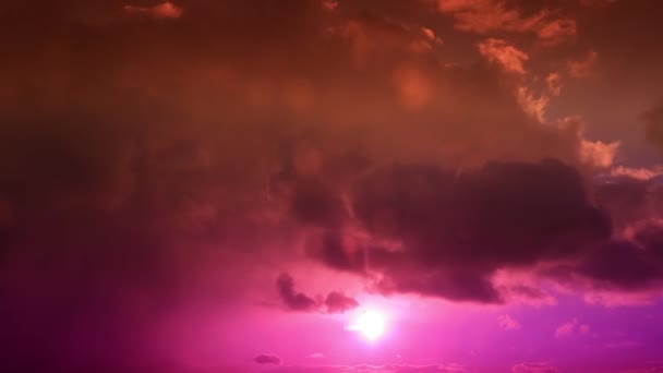 Έντονη δύση του ηλίου πάροδο του ουρανού με σύννεφα κακές καιρικές συνθήκες πριν από την καταιγίδα, — Αρχείο Βίντεο