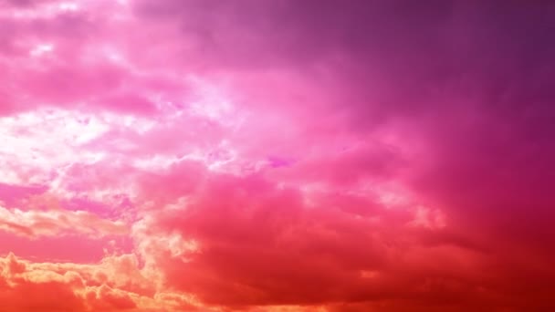 Aika raukeaa kaunis eloisa Coral violetti oranssi taivas auringonlaskun pilvet. — kuvapankkivideo