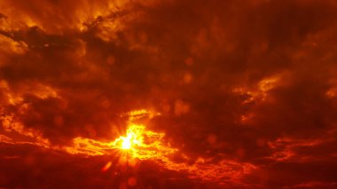 Turuncu gökyüzü bulutları hareket ediyor. Renkli günbatımı ışığı dramatik bulutlar.