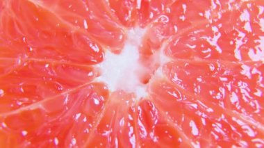Dönen yüzeyde kırmızı narenciye dilimleri