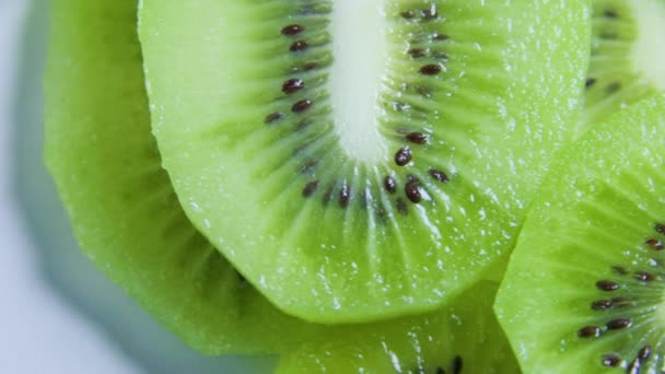 Citros verdes fatias de kiwi na superfície rotativa, close-up vista superior — Vídeo de Stock