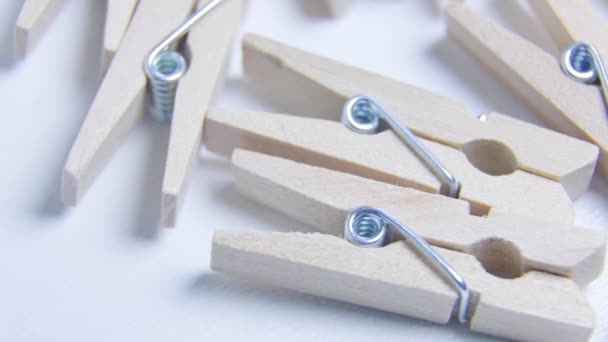 Close up vista de um rotativo de madeira Mini Clothespins fundo texturizado — Vídeo de Stock