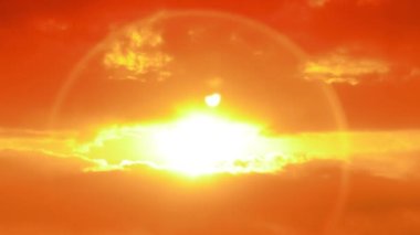 4K Gökyüzü Saati, bulutlu ve güneşli turuncu altın gökyüzü, Gündoğumunda Bulutlar