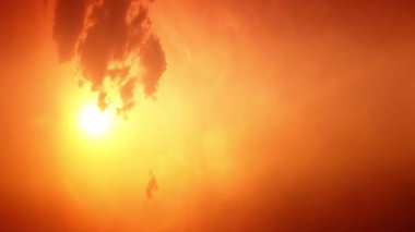 Dikey Görüntü Hızlandırılmış Gökyüzü Alacakaranlık ile turuncu altın.