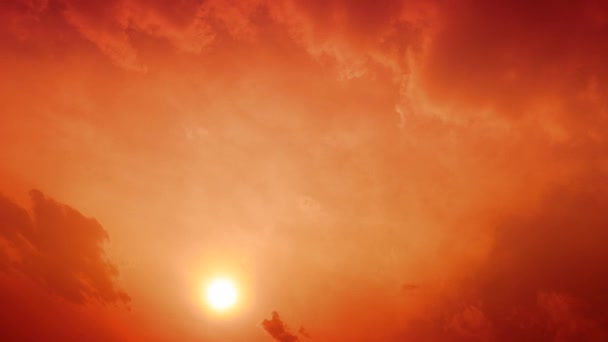 4K Hemel Tijd vervalt oranje gouden hemel met wolken en zon — Stockvideo