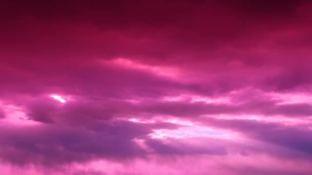 Hermoso cielo púrpura lapso de tiempo con nubes. paisaje nuboso. — Vídeos de Stock