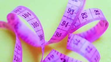 Sarı dönen arkaplanda menekşe ölçü bandını kapat