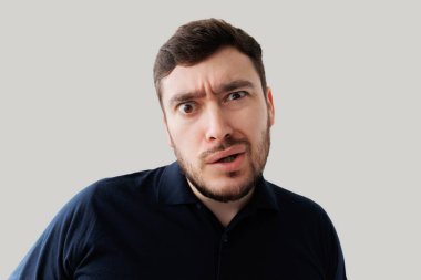 Şaşırmış adam şaşırmış bir ifadeyle bakıyor.