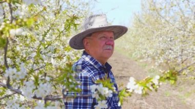 Kameraya bakan yaşlı karizmatik çiftçi.