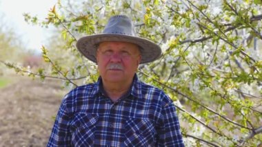 Kameraya bakan yaşlı karizmatik çiftçi.