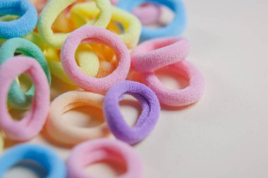 çok renkli lastik bantların dönüşünü kapat.