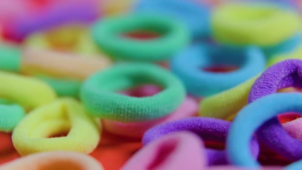 Gummiband beskärs mycket färgstark bild med flerfärgad roterande — Stockvideo