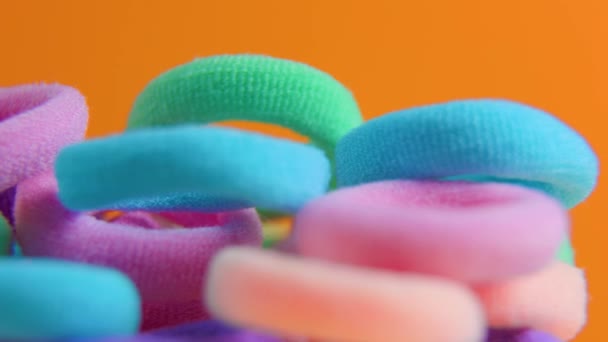 Elastiekjes close-up zeer kleurrijke afbeelding met levendige roterende kleuren — Stockvideo