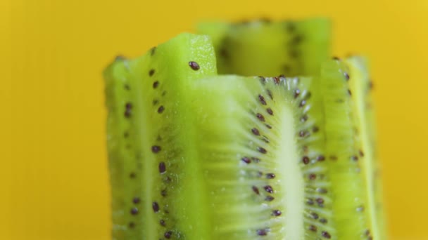 울긋불긋 하게 붙어 있는 싱싱 한 키위 감귤 류 과일 조각 — 비디오