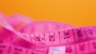 Renkli pembe ve sarı şeritleri kapat