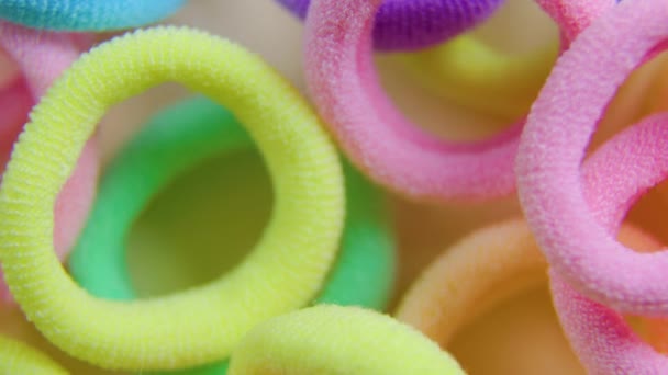 Närbild av roterande flerfärgade gummiband — Stockvideo