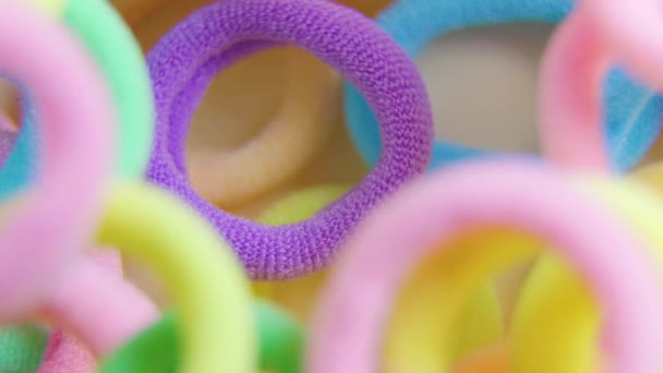 Vertikal skott av en levande färger roterande närbild gummiband — Stockvideo