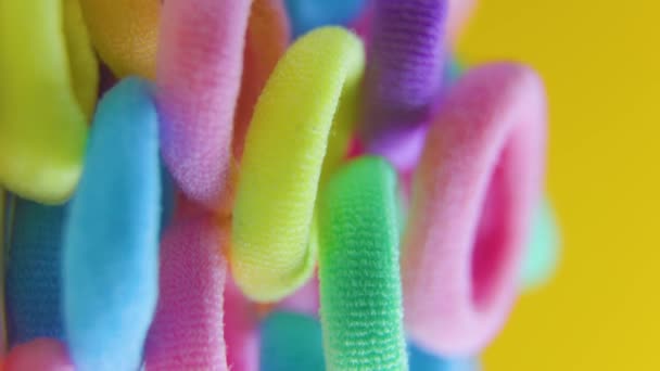 Verticaal schot van een elastiekje bijgesneden zeer kleurrijke afbeelding — Stockvideo