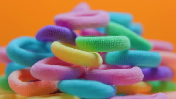 Super macro van een elastiekje close-up zeer kleurrijk beeld — Stockvideo