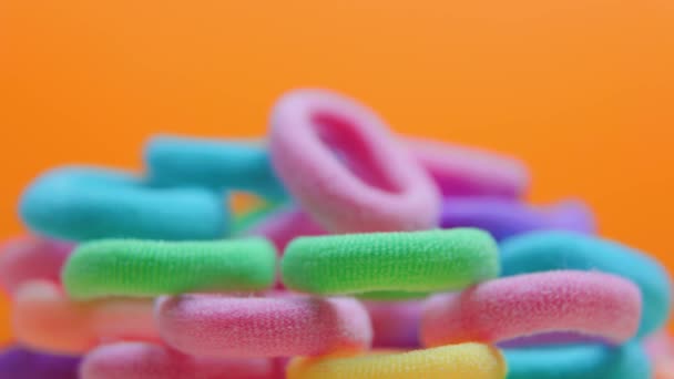 Super macro van een elastiekje close-up zeer kleurrijk beeld — Stockvideo
