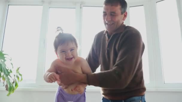 Gelukkig senior opa en schattig kind kleindochter spelen plezier spel thuis — Stockvideo