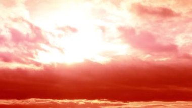 Gün batımında alacakaranlık gökyüzü dramatik bulutlu bir gökyüzü