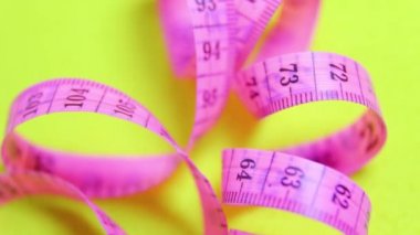 Sarı dönen arkaplanda menekşe ölçü bandını kapat