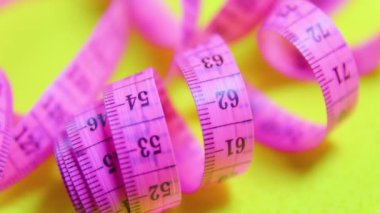 Sarı dönen arkaplanda menekşe ölçü bandını kapat