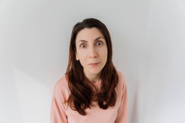 Genç dişi şaşırdı ve şaşkına döndü.,