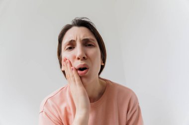 Diş ağrısından muzdarip yakışıklı sakallı kadın, yakın plan.,