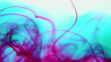 Beyaz arka planda izole edilmiş ipek renkli mürekkep çarpması bulutu