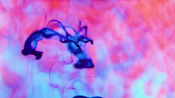 Blanda flerfärgad färg bläck droppar i vatten slow motion 4K — Stockvideo