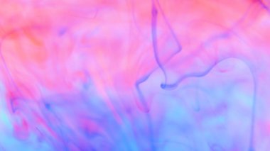 Suya renkli boya damlaları, soyut renk karışımı, suyun altında dönen renkli Inky bulutu. Soyut beyaz izole edildi