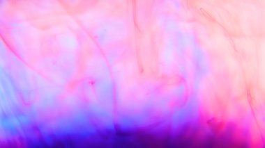 Suda çok renkli mürekkebi olan muhteşem bir resim, soyut renkli çok renkli farklı renkler beyaz arkaplanda suda yavaşça hareket ediyor.