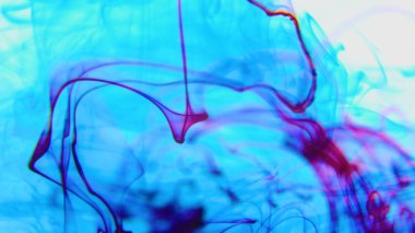 Suya renkli boya damlaları, soyut renk karışımı, suyun altında dönen renkli Inky bulutu. Soyut beyaz izole edildi