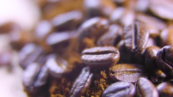 关闭慢动作充满活力的电影美丽的照片棕色烘焙咖啡豆 采摘的咖啡种子 — 图库视频影像