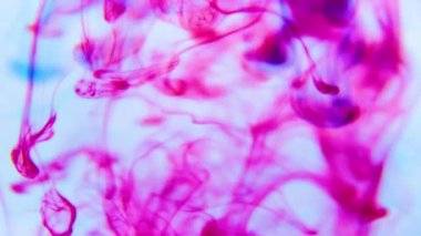 Beyaz arka planda izole edilmiş ipek renkli mürekkep çarpması bulutu