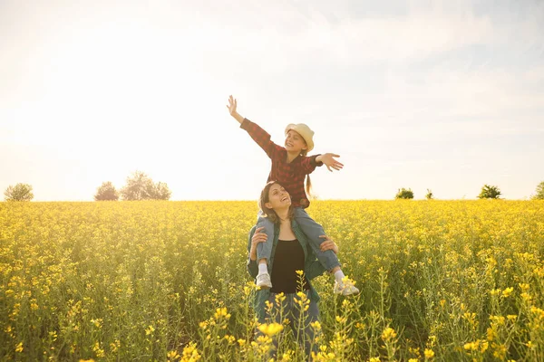 Gorgeous farmer family daughter on mother shoulders in sunset — Stock Photo, Image