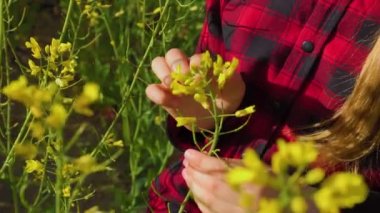 Gülümseyen, sarı şapkalı küçük kız kollarını kavuşturdu.