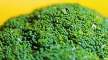 Dönen yeşil taze brokoli sebzelerini kapatın.