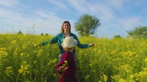 Щасливий фермер сім'ї радісний біг . — стокове відео