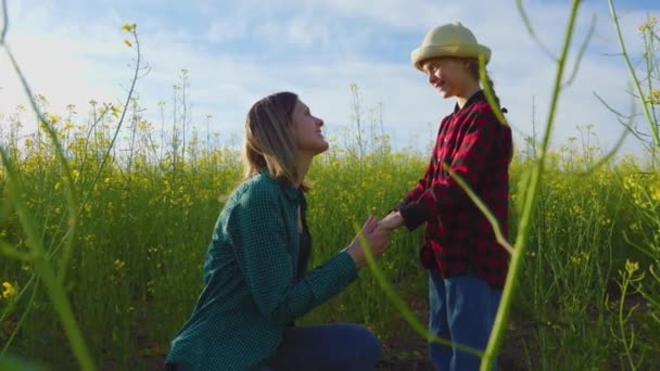 Mamma e figlia su giallo fiorito campo di colza, — Video Stock