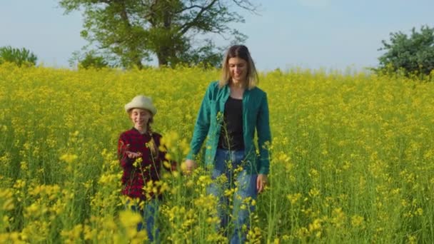 Dítě dívka malý farmář dítě s kloboukem při pohledu na kameru s rukama v bok. — Stock video