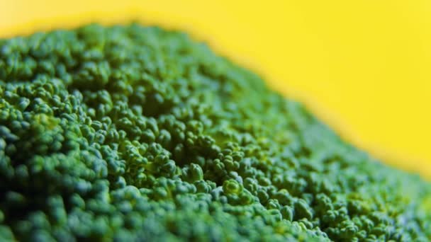 Sluiten Groen verse broccoli roterende groenten — Stockvideo