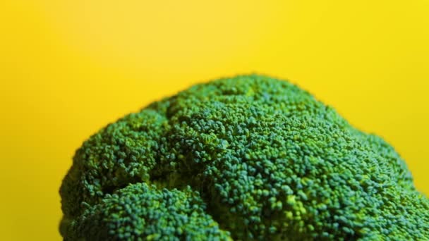 Dönen yeşil taze brokoli sebzelerini kapatın. — Stok video