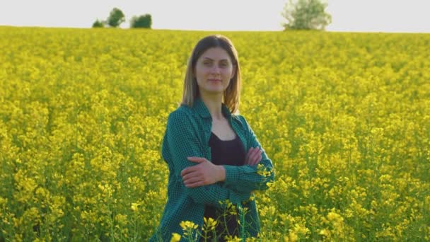 Mãe e filha agricultura família no campo de colza apontando para longe — Vídeo de Stock