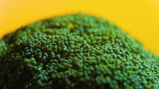 Dönen yeşil taze brokoli sebzelerini kapatın. — Stok video