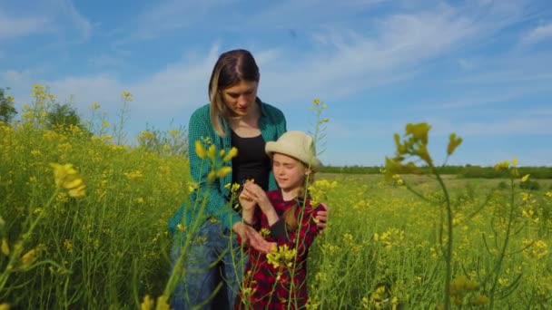 Bonito e sorridente menina agricultores filha com as mãos sobre os quadris — Vídeo de Stock