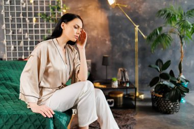 Genç ve güzel bir kadın yatakta baş ağrısı çekiyor.,